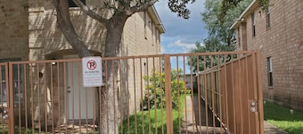 The Parisian Keyless Condo 4 min from Airport and Hospitals