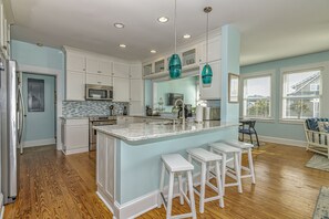 Kjøleskap, mikrobølgeovn, ovn og kokeplater