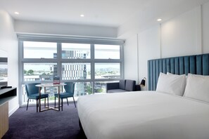 Deluxe Room with City View | Premium bedding, minibar, desk, laptop workspace