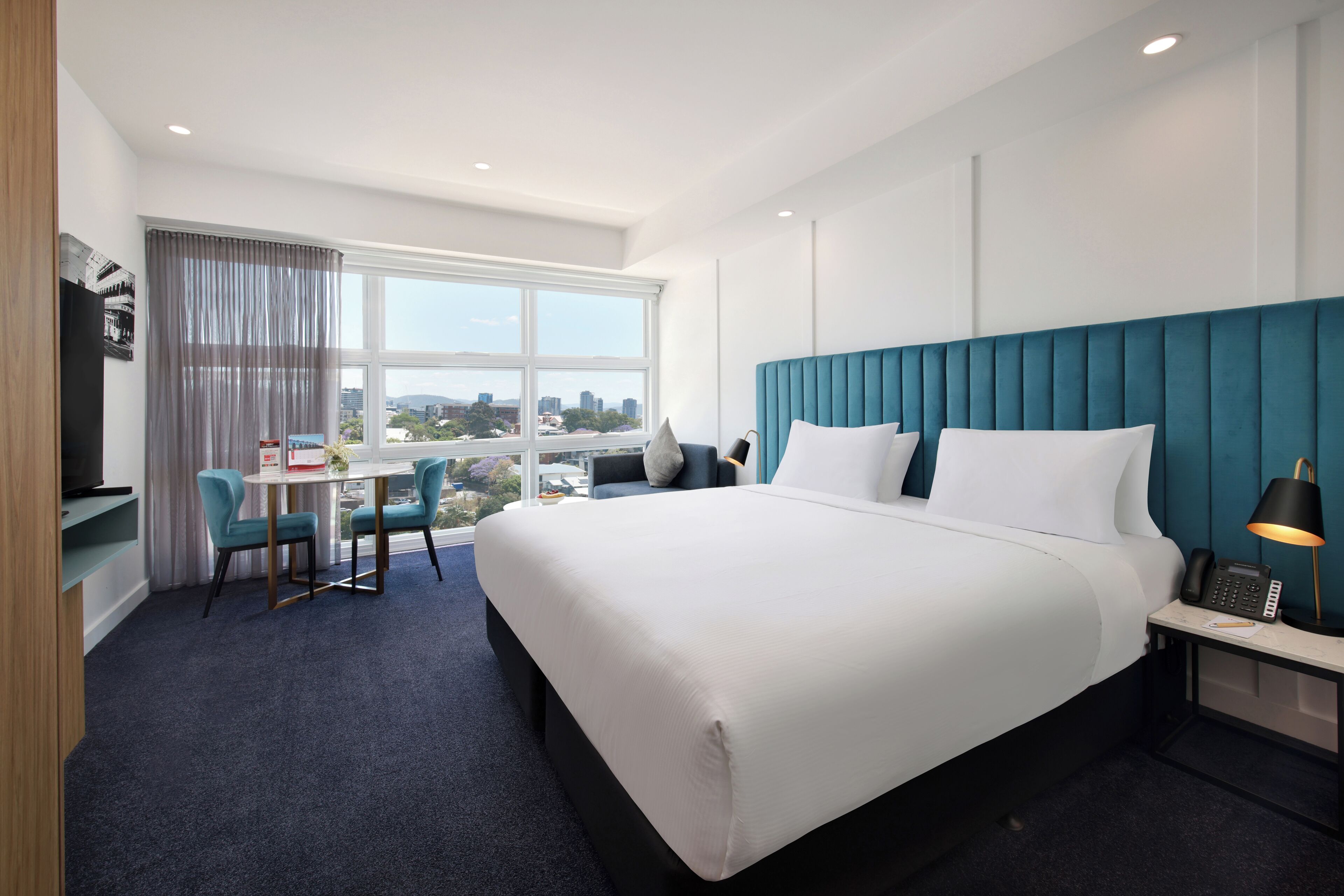 Deluxe Room with City View | Luxe beddengoed, een minibar, een bureau, een laptopwerkplek