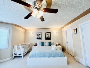 5 Schlafzimmer, Schreibtisch, Bügeleisen/Bügelbrett, Reisekinderbett