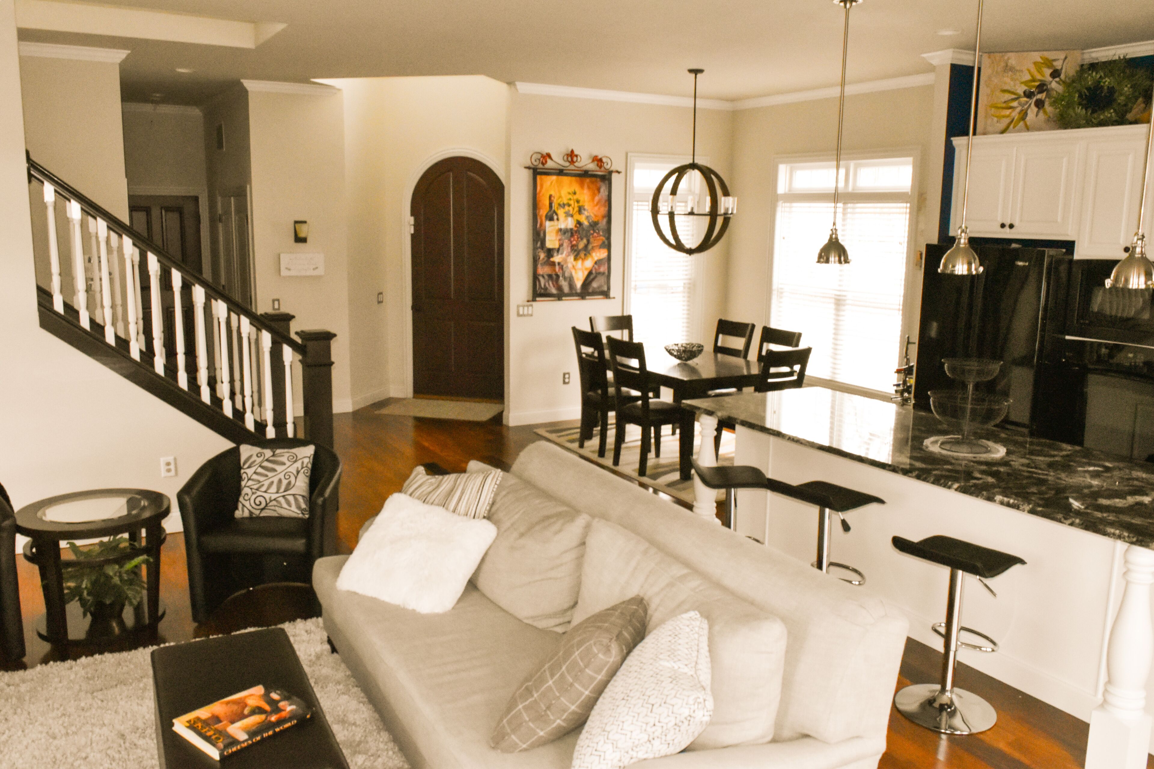 Télévision, cheminée, chaîne hi-fi