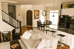 Télévision, cheminée, chaîne hi-fi