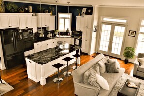 Télévision, cheminée, chaîne hi-fi