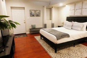 1 habitación, escritorio, tabla de planchar con plancha y cuna de viaje 