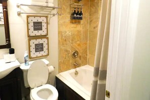 Douche, baignoire à remous, séchoir à cheveux, serviettes fournies