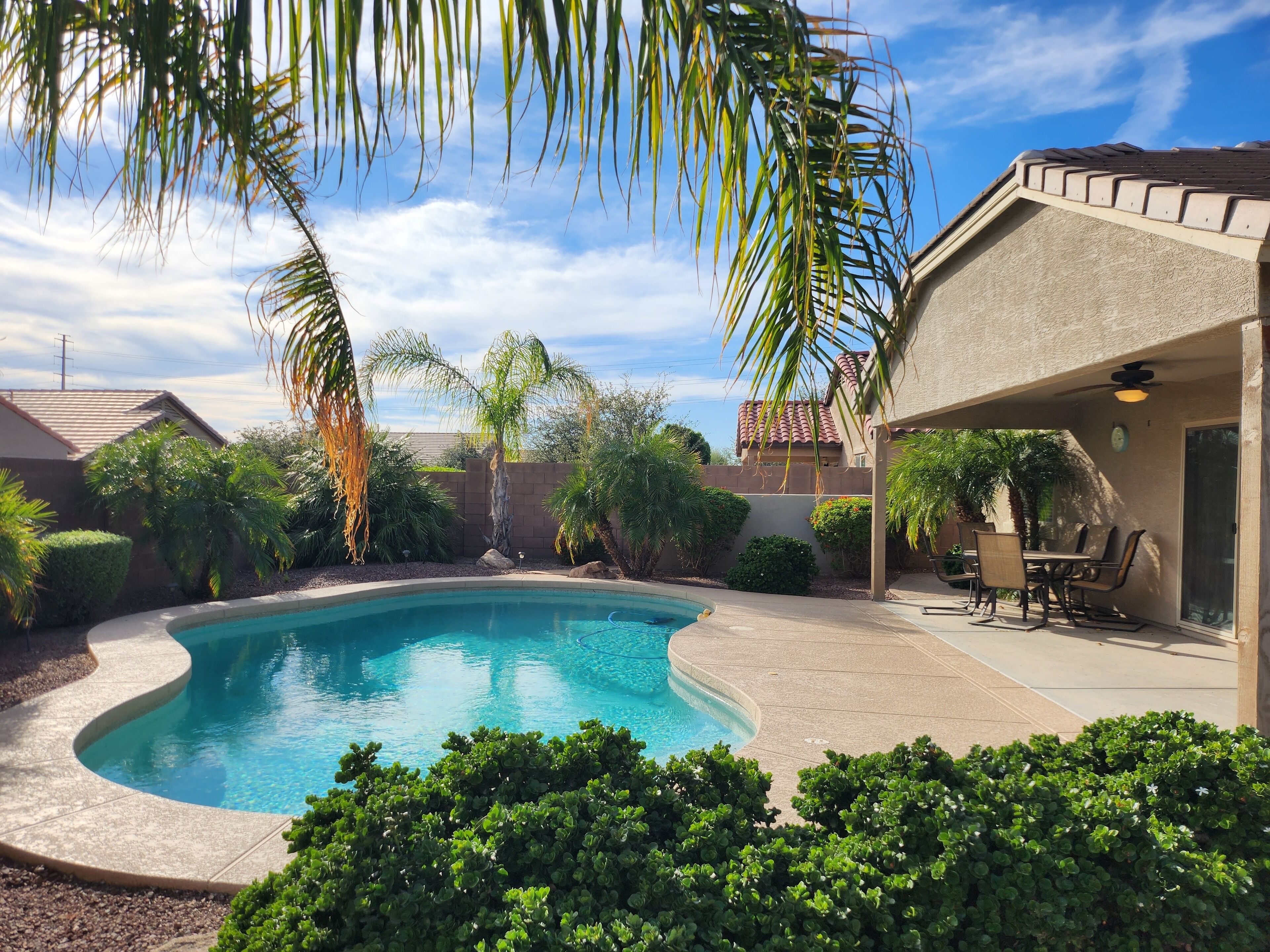 TROPICAL OASIS! HEATED POOL! PUTTING GREEN! OUTSTANDING LOCATION! SLEEPS 6!