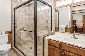 Combined shower/tub, hair dryer, towels