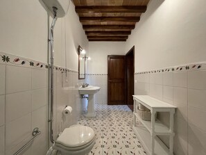 Shower, bidet - Nice apartment for 3 guests with WIFI, pool, A/C, TV and panoramic view, close to San Gimignano (Montauto)
