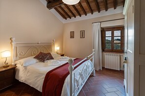 2 bedrooms, travel crib, free WiFi