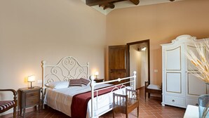 Un dormitorio con cama, mesitas de noche, un armario y un ventilador de techo.