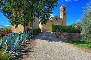 Property grounds - Nice apartment for 2 guests with WIFI, pool, A/C, TV and panoramic view, close to San Gimignano (Montauto)