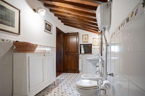 Shower, bidet - Beautiful apartment for 2 people with pool, WIFI, A/C, TV and panoramic view, close to San Gimig... (Montauto)