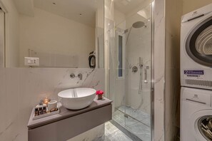 Suihku, hiustenkuivaaja