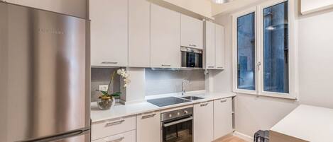 冷蔵庫、電子レンジ、オーブン、コンロ