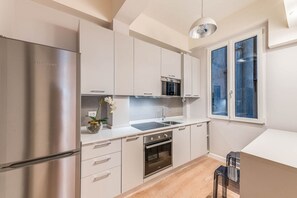 Kühlschrank, Mikrowelle, Ofen, Herdplatte