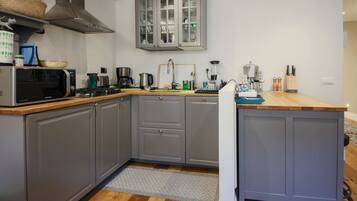 Fridge, microwave, stovetop, dishwasher