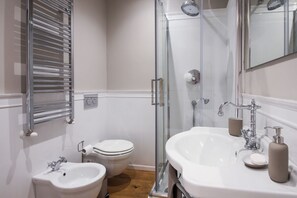 Shower, hair dryer, towels - Apartments Florence -Angel's Loft (Florence)