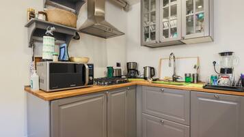 Frigorifero, microonde, piano cottura, lavastoviglie