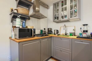 Kühlschrank, Mikrowelle, Herdplatte, Geschirrspüler