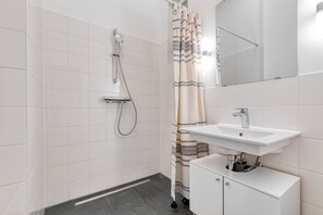 Secador de cabelo, toalhas de banho