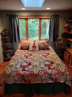 4 bedrooms, desk, iron/ironing board, free WiFi - Upper Saranac Lake. Beach/dock/boat ramp. King bed, pets, paddle, hike, Olympic (Tupper Lake)