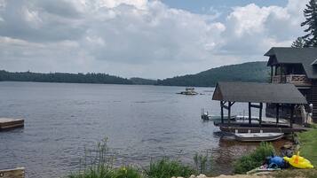 Plage à proximité, chaises longues, serviettes de plage