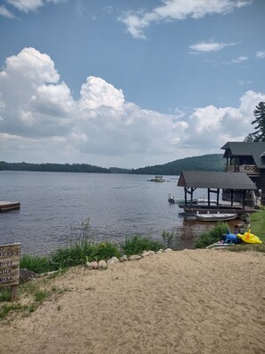 Beach nearby, sun loungers, beach towels - Upper Saranac Lake. Beach/dock/boat ramp. King bed, pets, paddle, hike, Olympic (Tupper Lake)