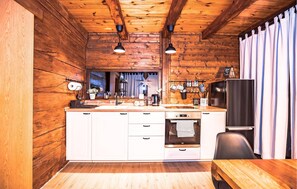 Fridge, oven, stovetop, coffee/tea maker