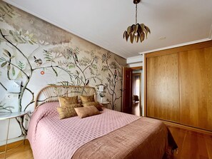 2 bedrooms, iron/ironing board, Internet, bed sheets