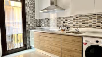 Een koelkast, een magnetron, een koffiezetapparaat/waterkoker