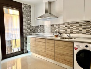 Refrigerador, microondas, cafetera y tetera y tostadora 