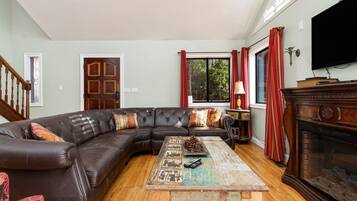 House, Multiple Beds, Fireplace, Mountain View | Interior