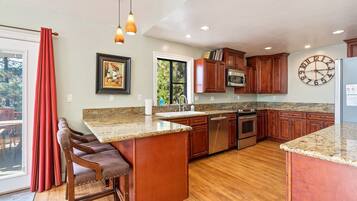 Huis, meerdere bedden, open haard, uitzicht op bergen | Privékeuken | Een koelkast, een magnetron, een oven, een kookplaat