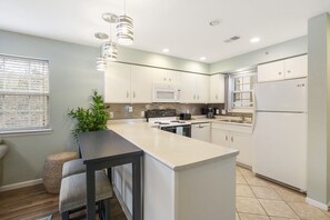 公寓客房, 1 張加大雙人床和 1 張沙發床, 陽台, 花園景觀 | 私人廚房 | 電冰箱、微波爐、烤箱、爐台