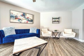 Huis, meerdere bedden, toegang tot zwembad, uitzicht op tuin (Old Scottsdale Retreat) | Woonruimte | Een 42-inch flatscreentelevisie met digitale zenders en een open haard