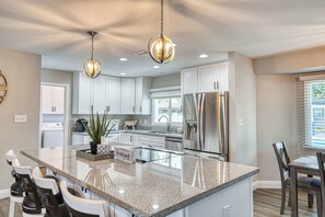 Nhà, nhiều giường, có thể sử dụng hồ bơi, quang cảnh vườn (Old Scottsdale Retreat) | Bếp riêng | Tủ lạnh, lò vi sóng, lò nướng, bếp nấu