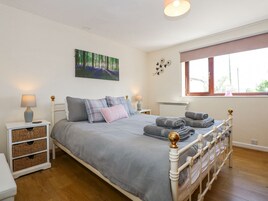 2 dormitorios, decoración individual, mobiliario individual