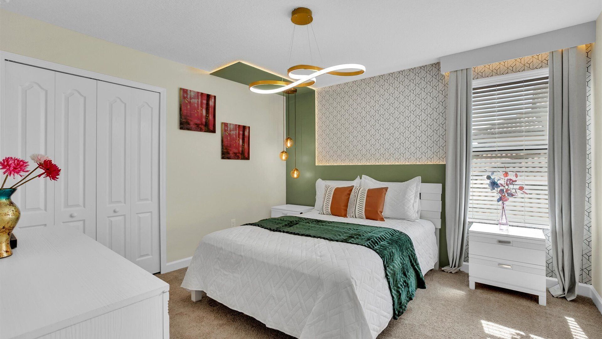 Un dormitorio con cama, mesitas de noche, cómoda y ventana con persianas.