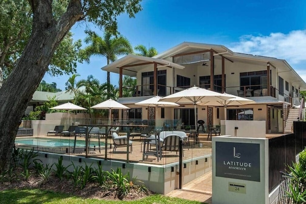 Latitude 17 - Beachside view of property