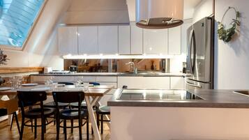 Exclusive Apartment | Private kitchen | Fridge, microwave, oven, stovetop