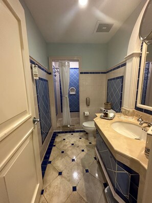 Kombination af bruser/badekar, hårtørrer, håndklæder, Shampoo