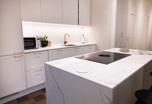 Private kitchen - 2ndhomes Stunning 3BR Apartment w Sauna (Helsinki)