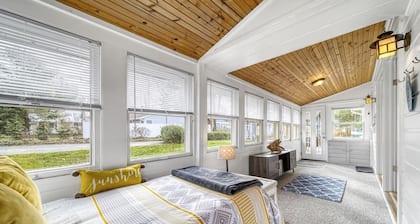 Charming Getaway Walking Distance to Downtown