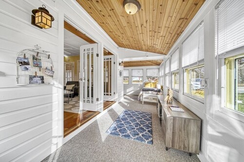 Cozy Cottage for 8, Fire Pit + Short Walk to Town