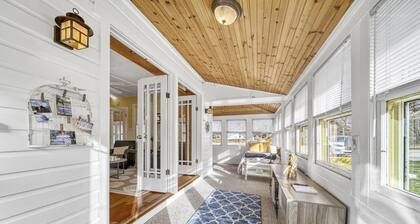 Cozy Cottage for 8, Fire Pit + Short Walk to Town