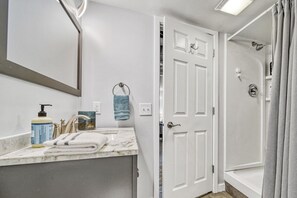 Combined shower/bathtub, hair dryer, towels, soap