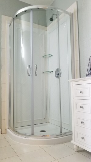 Combined shower/tub, hair dryer, towels - House cicese uabc unam (Ensenada)