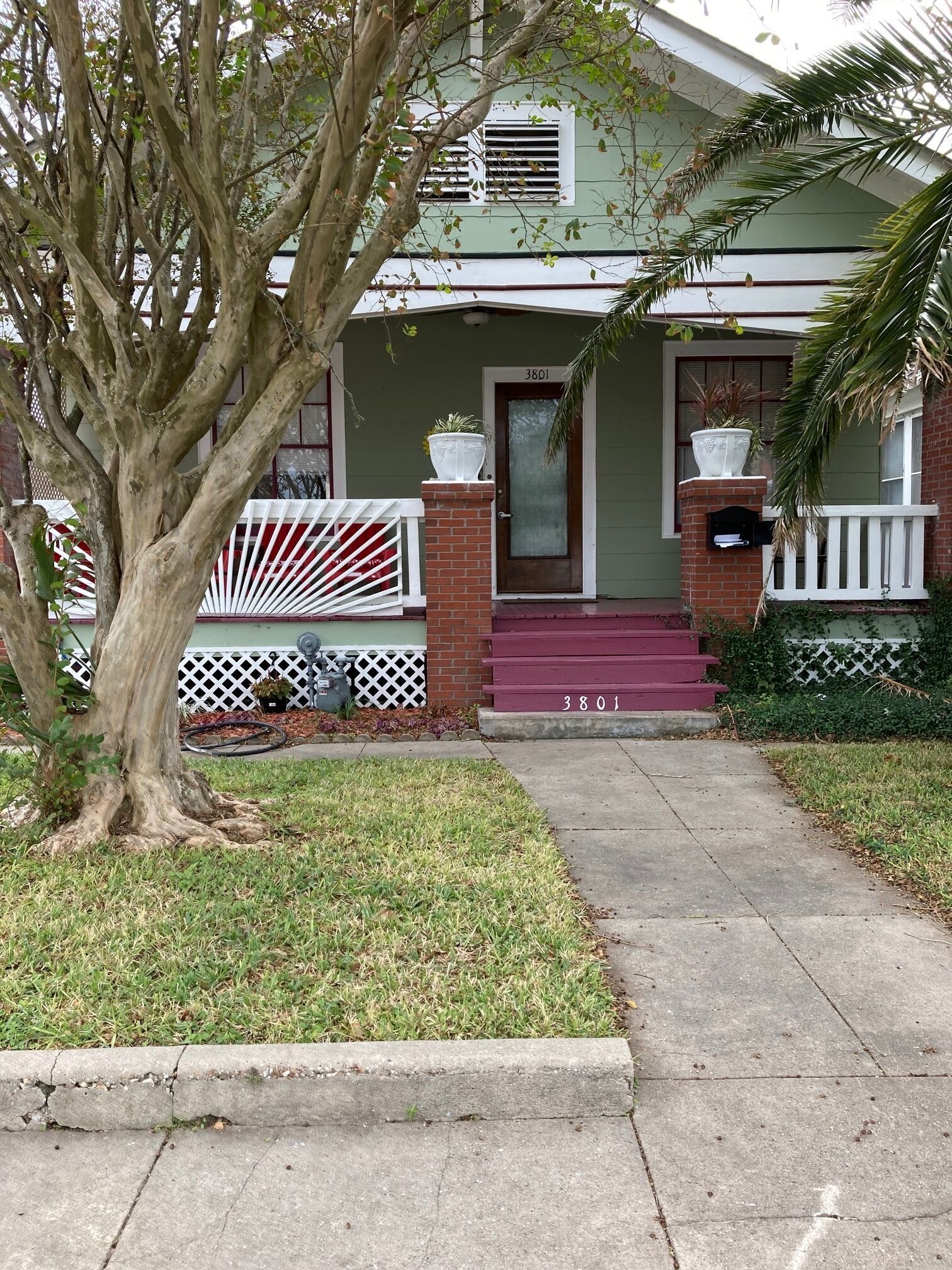 Charming Artist owned Bungalow a block from seawall beach