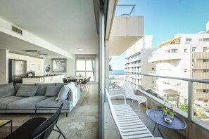 Un appartement moderne doté d’un balcon, d’un coin repas et d’une cuisine.